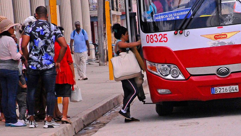 Mujer subiendo a la guagua