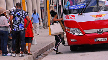 Mujer subiendo a la guagua