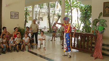 Payaso actúa para los niños