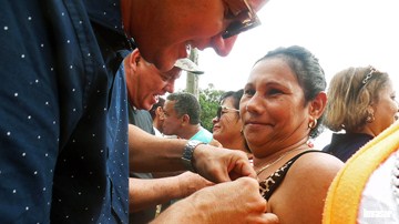 Entregando distinción