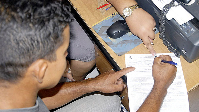 Hombre escribiendo