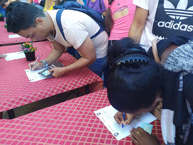 estudiantes firman