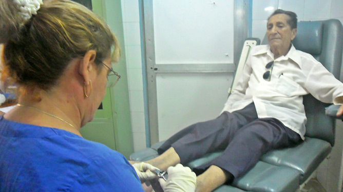 Podóloga Yaneisy Pérez trabaja con sus pacientes