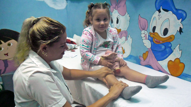 Niña en rehabilitación