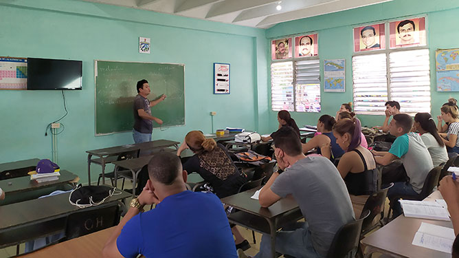 Maestro imparte clases