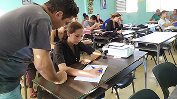 Maestro imparte clases