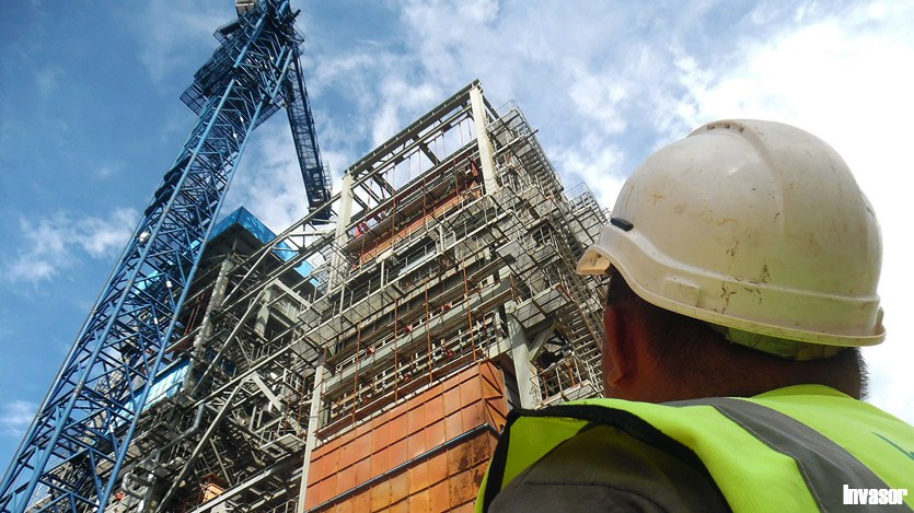 Constructor mirando hacia arriba, estructura