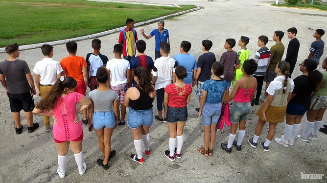 Profesor frente a estudiantes