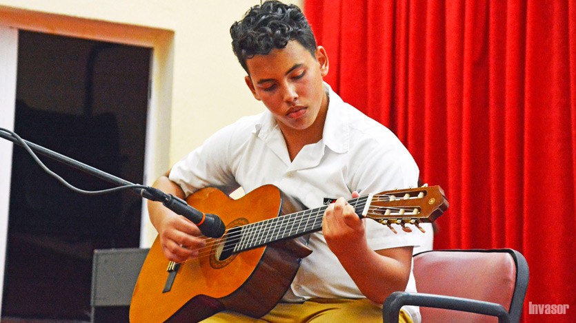 estudiante de guitarra
