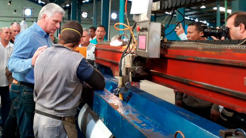 Díaz Canel en fabrica de calentadores 