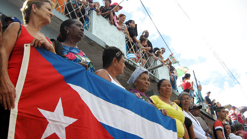 mujeres con bandera