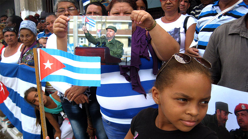 niña con bandera