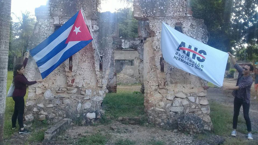 Jóvenes con banderas
