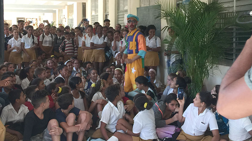 Estudiantes y payaso