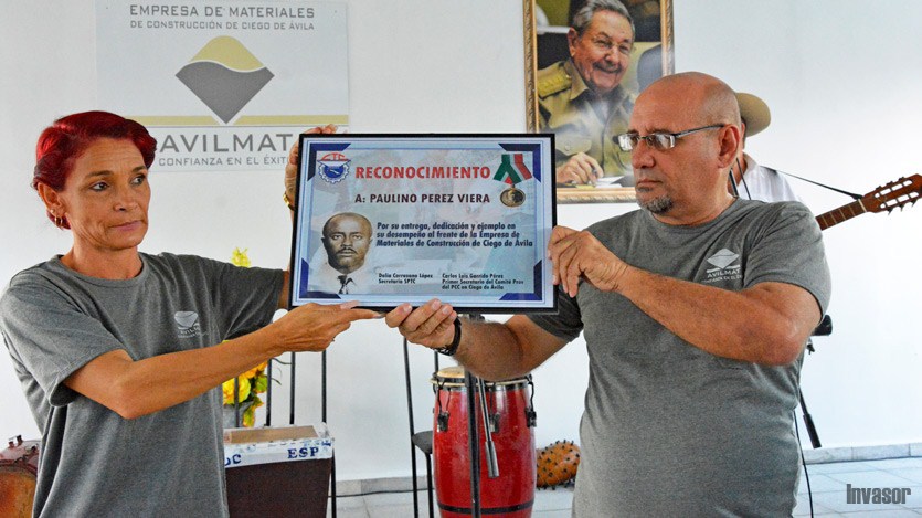 Hombre y mujer con reconocimiento