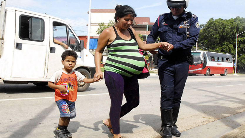 policia ayuda a embarazada 
