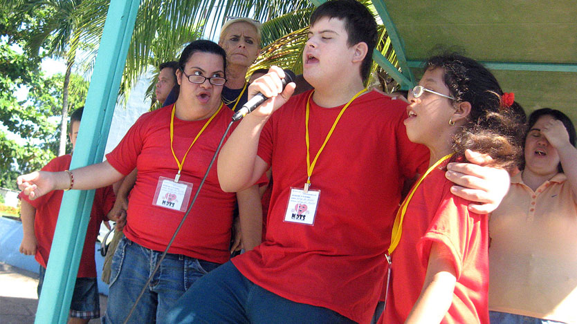 niños cantando