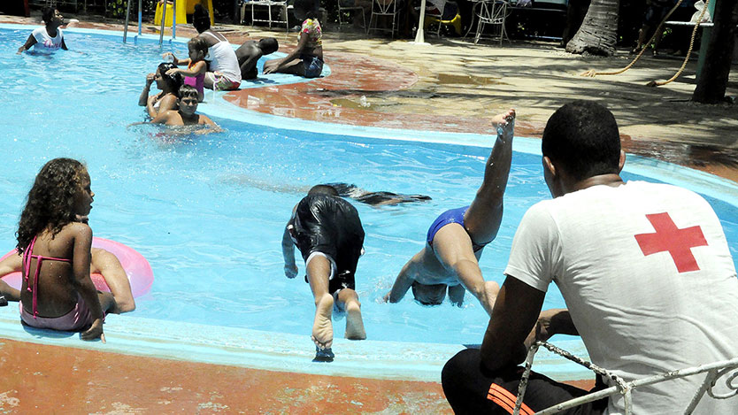 niños se bañan en la piscina