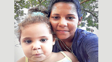 Niña junto a su mamá