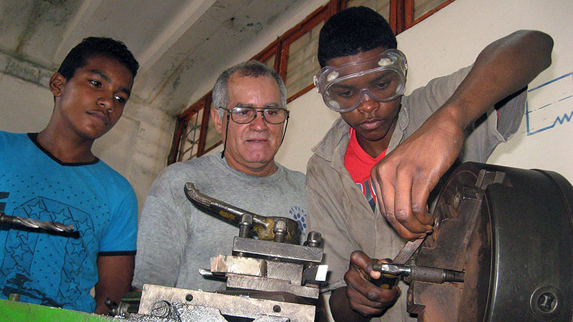 Jóvenes en torno junto a su profesor