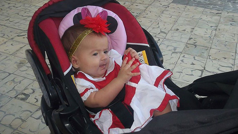 Niña en su coche