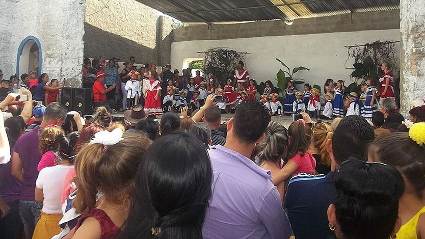 Niños actuan