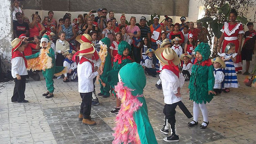 Los niños y las niñas bailan