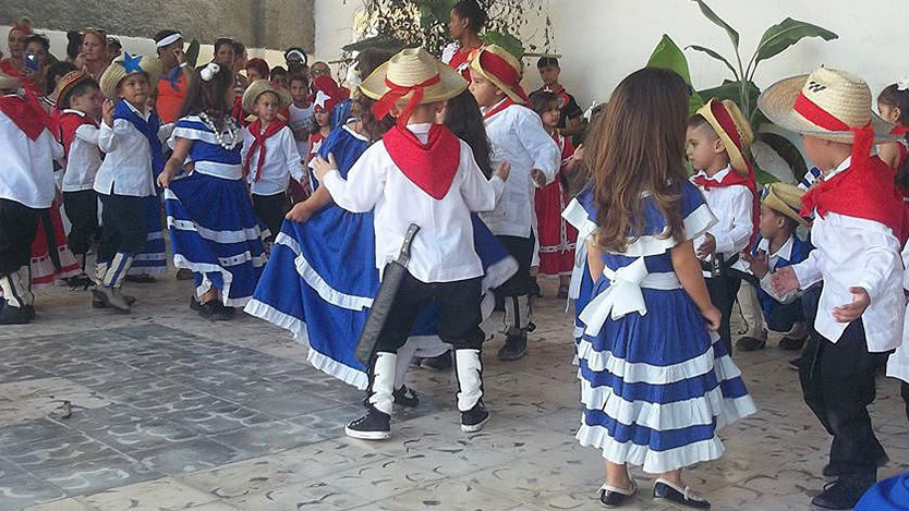 Niños bailan