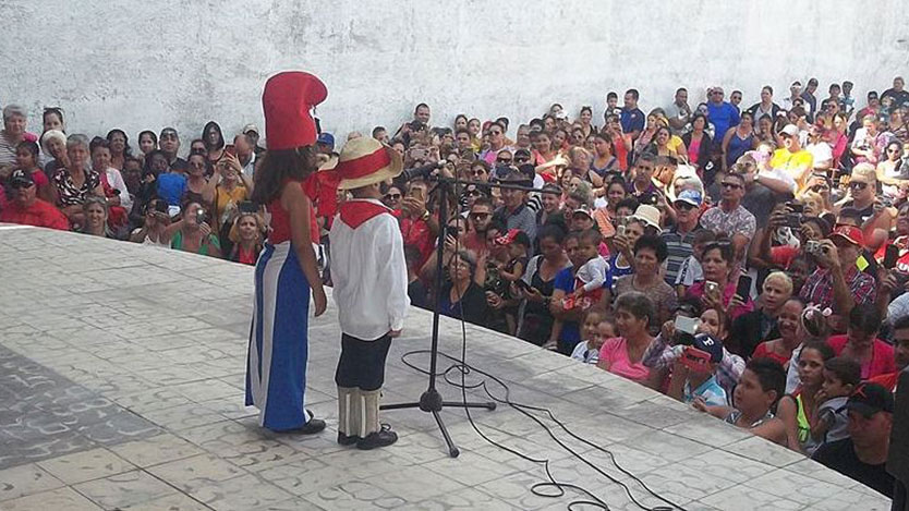 Niños cantan