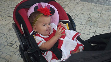 Niña en su coche