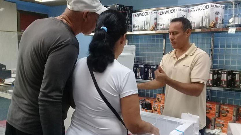  tienda en moneda libremente convertible