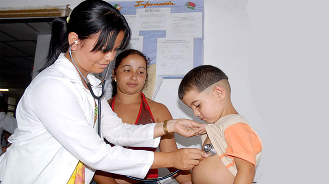 doctora y niño con su madre