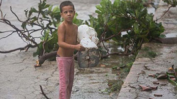 Niño con busto de Martí