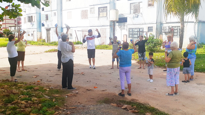 Abuelos haciendo ejercicios