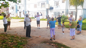 Abuelos haciendo ejercicios