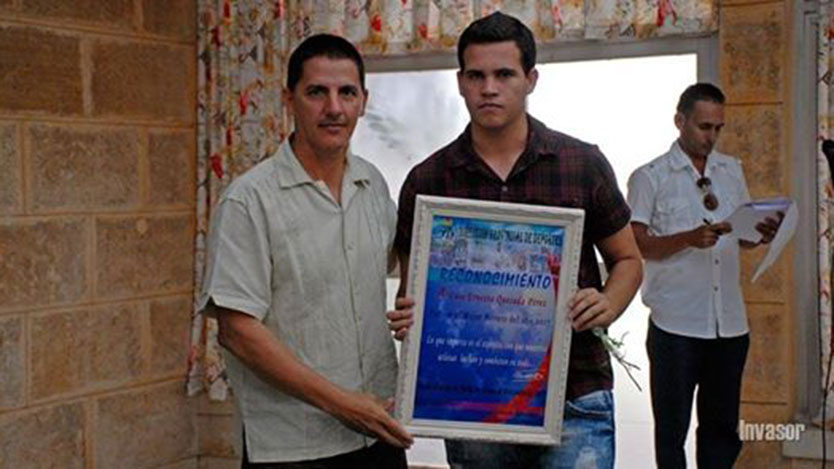 Luis Ernesto recibe reconocimiento