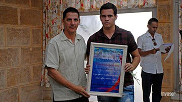 Luis Ernesto recibe reconocimiento