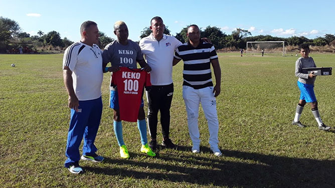 Keko celebra su gol 100