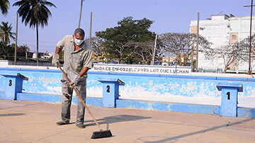 Hombre limpiando 