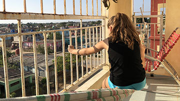 Niña sentada en el balcón