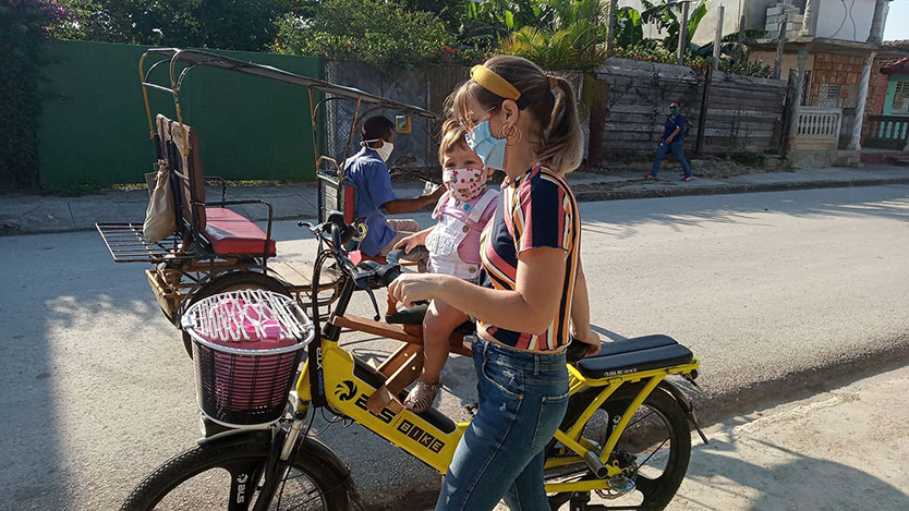 Niña con su mamá