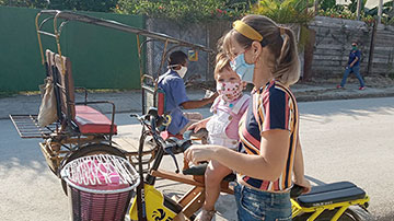 Niña con su mamá