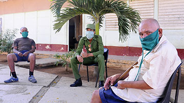 Hombres sentados
