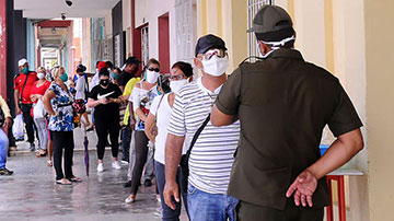 personas haciendo cola