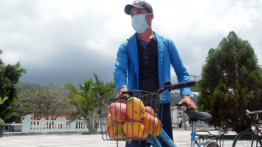hombre con bici y mangos
