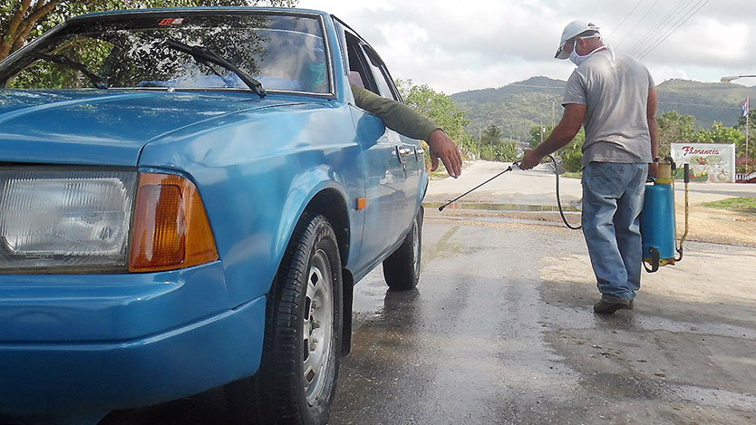  hombre fumigando