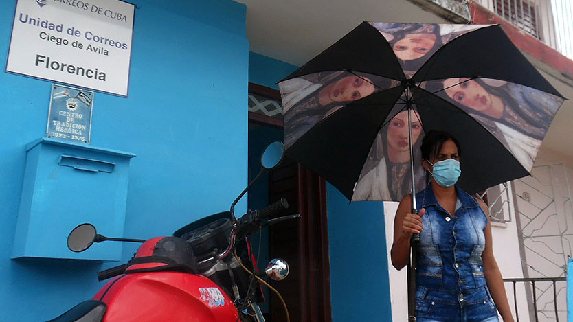 mujer con sombrilla
