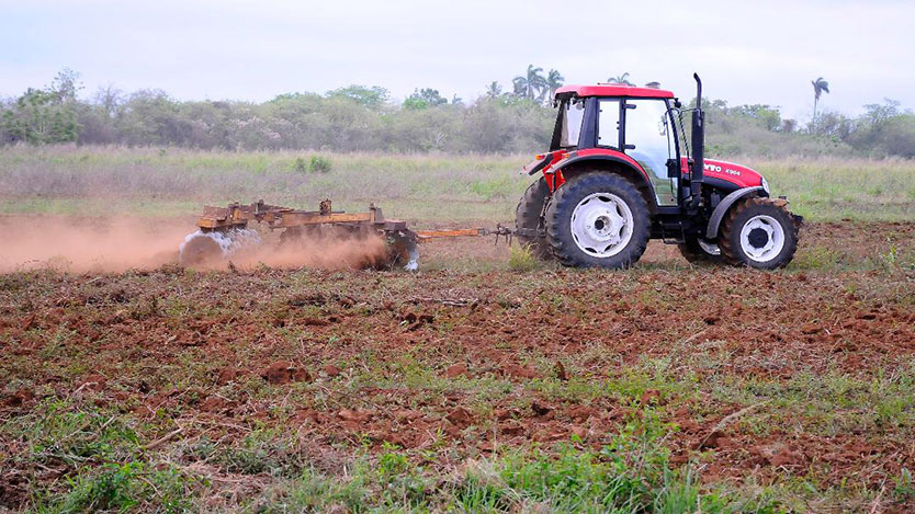 tractor arando la tierra