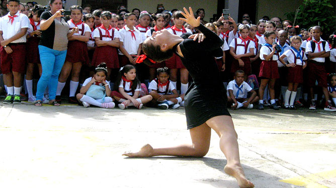 niña danzando