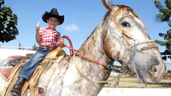 niño sobre caballo